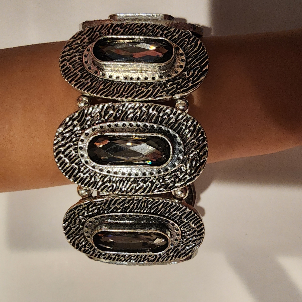 Elegant Silver Bracelet with Crystal Accents Elastic Band. Goregous